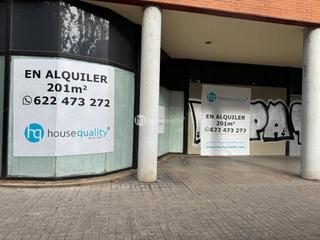Location Local commercial à Macià 1. Totalmente exterior, 42 m2 de fachada
