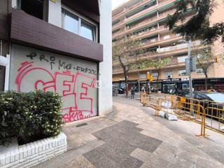 Miete Geschäftsraum in Providència 143. Local en alquiler en el camp den grassotgràcia nova08024