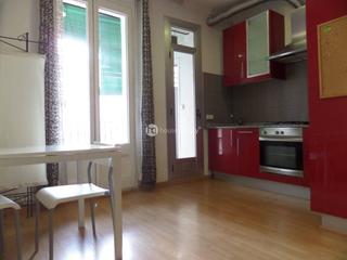 Appartamento in Marina 235. Piso reformado de 2 dormitorios con balcón en sagrada familia  b
