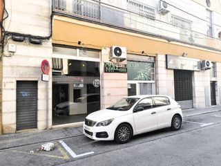 Local Comercial a Calle sant ramon 18. Posibilidad de dividir en dos ambientes independientes.