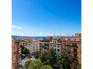 Etagenwohnung  Avenida mare de d�u de montserrat. Hay pisos que se miran. y pisos que te hacen mirar hacia afuera.