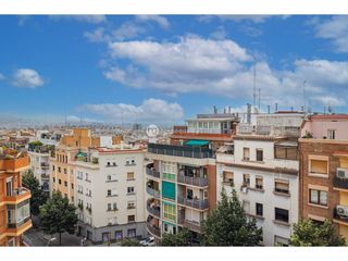 Flat  Avenida mare de déu de montserrat. Hay pisos que se miran. y pisos que te hacen mirar hacia afuera.