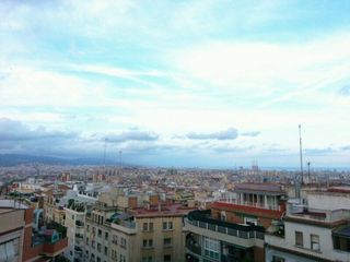 Pis  Avenida mare de déu de montserrat. Hay pisos que se miran. y pisos que te hacen mirar hacia afuera.