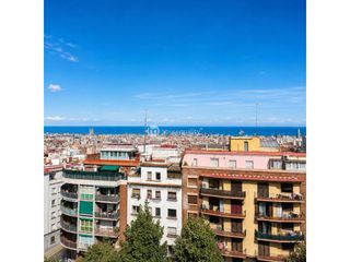 Pis  Avenida mare de déu de montserrat. Hay pisos que se miran. y pisos que te hacen mirar hacia afuera.