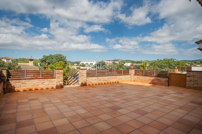 Foto 2ab941cc-cf15-4796-bae8-706bd352e2da. Casa adossada amb aparcament piscina a Fondo Somella Vilanova i la Geltrú