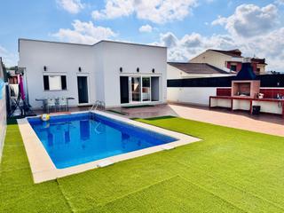 Chalet  Calle de l'aixada. Casa independiente totalmente reformada con piscina y barbacoa,