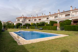 Semi detached house  Carrer de la república argentina. Chalet adosado con jardín privado, piscina comunitaria, garaje y