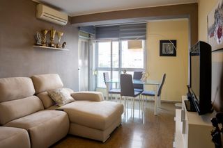 Appartement  Avinguda de pere el cerimoniós. Amplia vivienda de 97 m² útiles con 4 habitaciones, balcón cerra