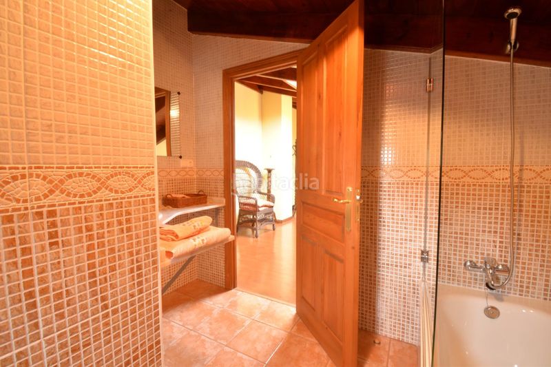 Foto 1694e16a-8742-452b-8250-dad27a51c0f1. Casa amb calefacció aparcament piscina a Lada Langreo