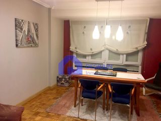 Rent Flat  Calle calle postigo bajo. Economico alquiler estudiantes tres dormitorios con garaje