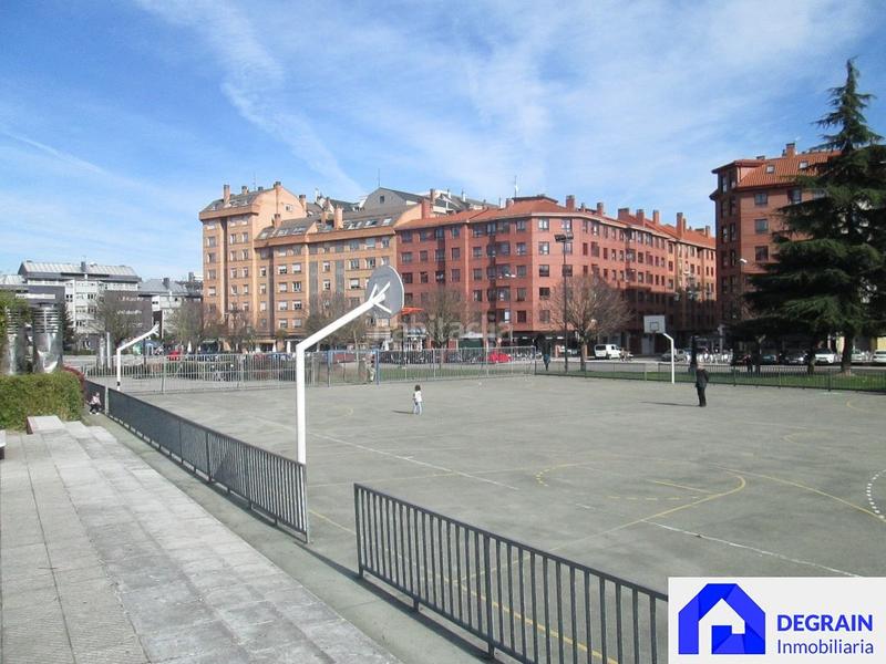 Foto c69a6b1a-7d4f-4313-9e0d-13912ea8000a. Alquiler local comercial local instalado - en esquina en Oviedo