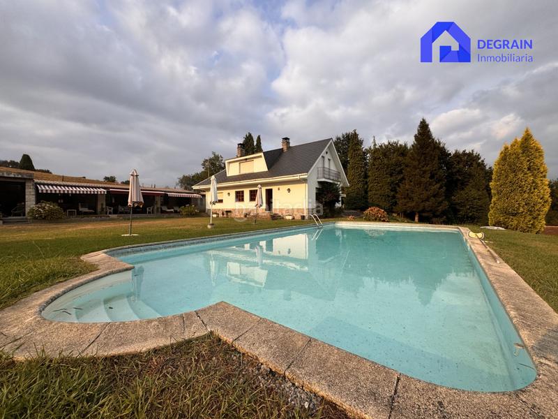 Foto 999937df-d1b9-4541-be13-bed679a61e77. Casa chalet independiente con pisicna en pola . en Siero