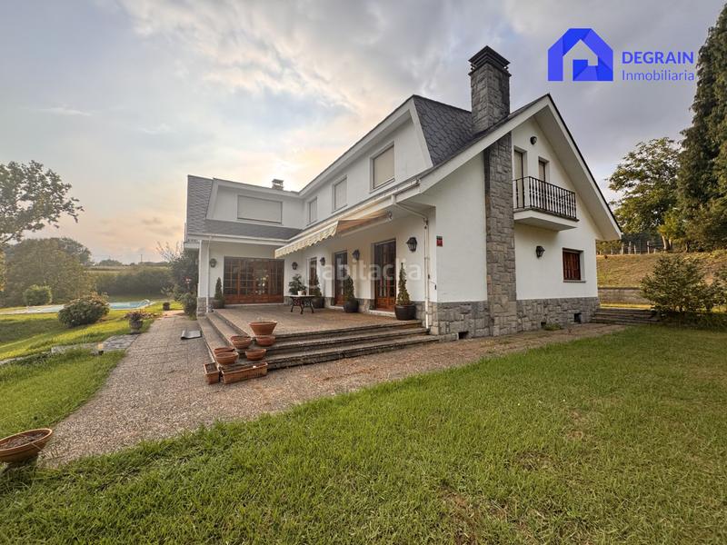 Foto b3082901-a2e4-4eb7-9ead-022d87537dd2. Casa chalet independiente con pisicna en pola . en Siero
