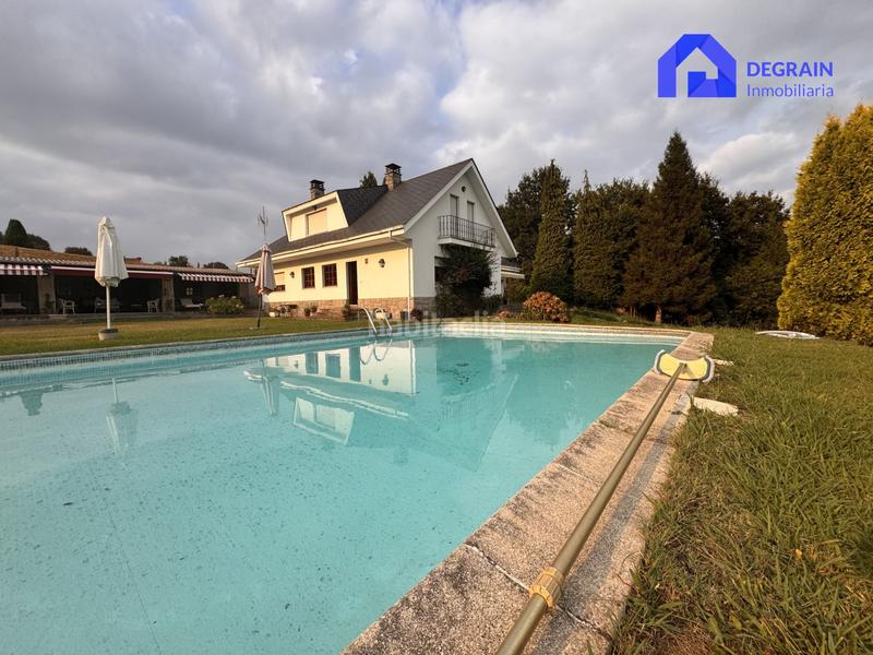 Foto bcc31e4b-5ba8-4771-921d-b21bcf7763d5. Casa chalet independiente con pisicna en pola . en Siero