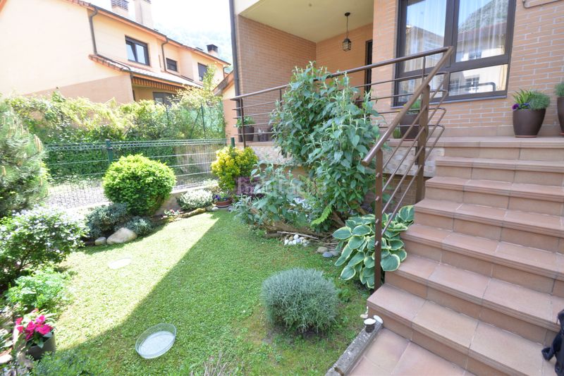 Foto f4065259-575b-4b69-b132-ad4eeec0c907. Casa adossada amb calefacció aparcament a Morcín