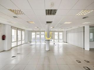 Location Édifice à Los Cármenes. Aref3296 unionsol ofrece en alquiler edificio mixto administrati