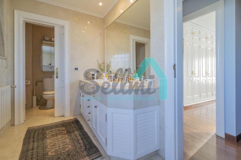 Foto 5aadbdd0-7e45-41d5-becf-3539cc3498ca. Haus mit heizung parking in Parroquias Sur - La Manjoya Oviedo