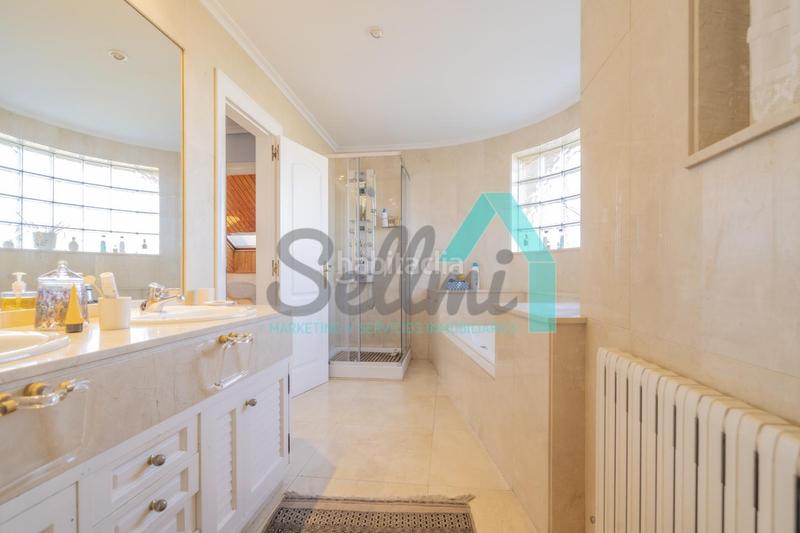 Foto 3141915e-32d2-45b9-aa72-ae708177e84e. House with heating parking in Parroquias Sur - La Manjoya Oviedo