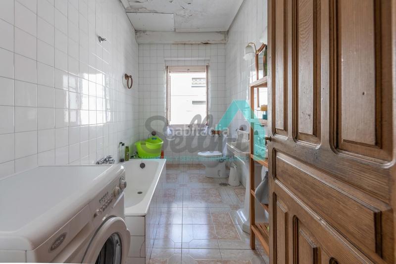 Foto 6ad2a58d-985e-4475-b489-d23d0368fb5e. Édifice dans Navia