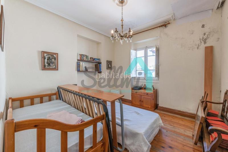 Foto 7211fb70-9aa4-410e-8580-f8de5ed9115a. Édifice dans Navia