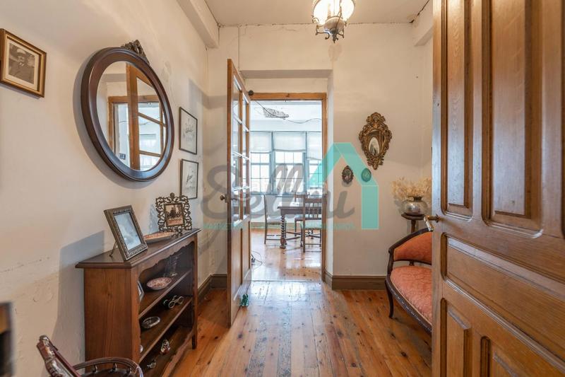 Foto bb1eda3e-d6a2-4272-94dc-6fc954db89c3. Édifice dans Navia