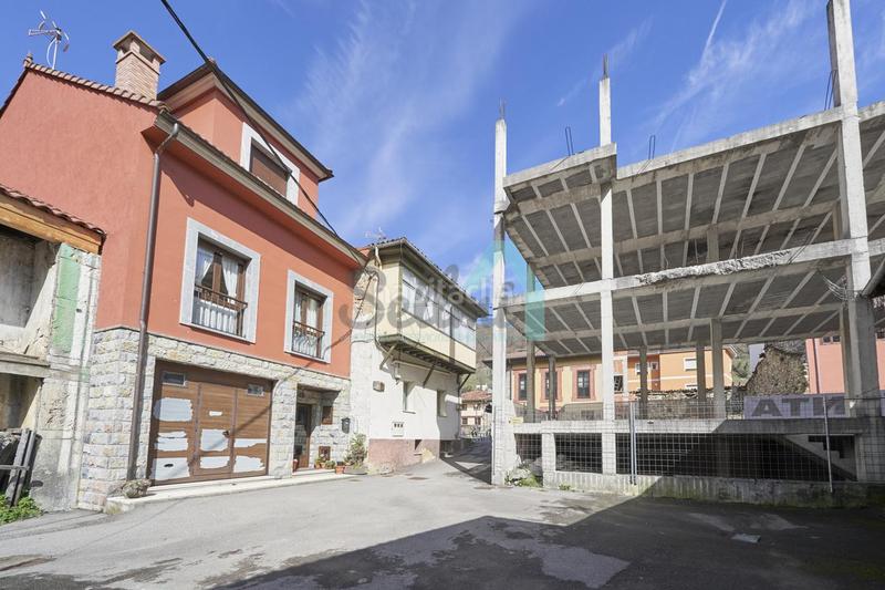 Foto 39f8ff81-a5f0-4aee-8eec-79ba28cdf671. Edifici a Aller