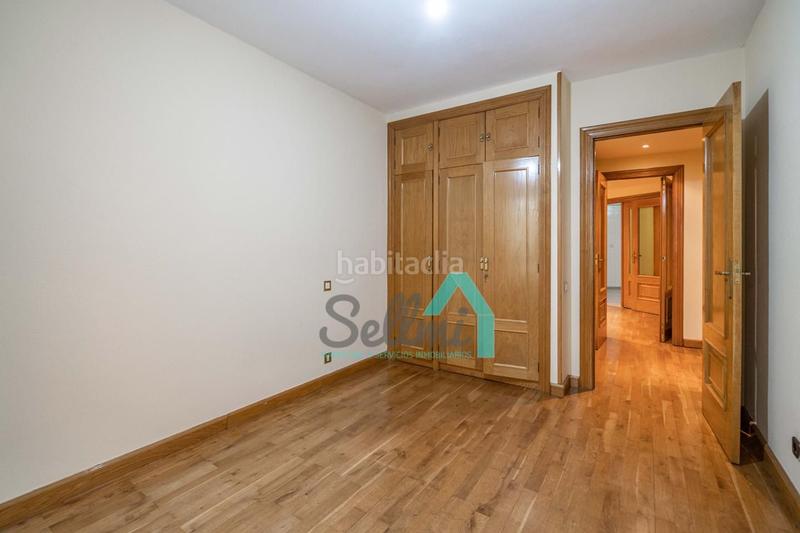 Foto 008d94e7-7de5-475e-890e-8c3ceb3f0859. Piso  en venta en Plaza de América, (asturias, españa).

precio venta: 650.000 €.
superficie construida: 187 m2.
5 habit en Oviedo