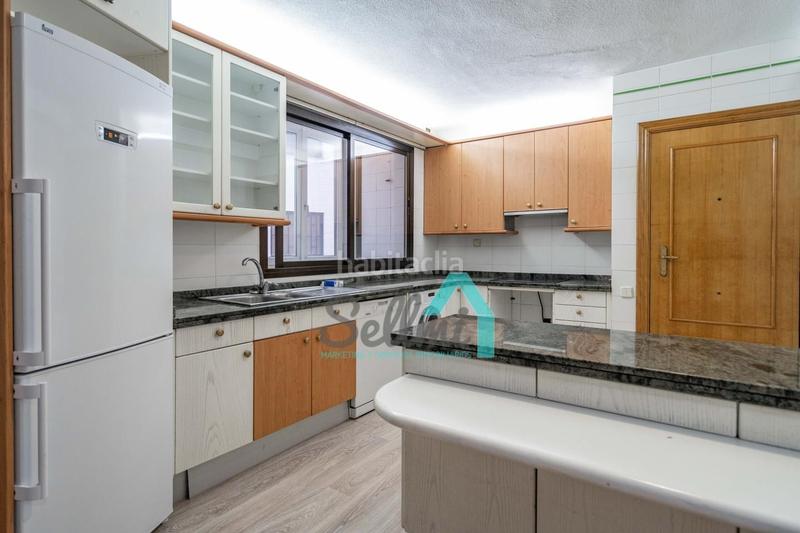 Foto 05700c3a-e8b9-410e-8f26-51ccd8a754fa. Piso  en venta en Plaza de América, (asturias, españa).

precio venta: 650.000 €.
superficie construida: 187 m2.
5 habit en Oviedo