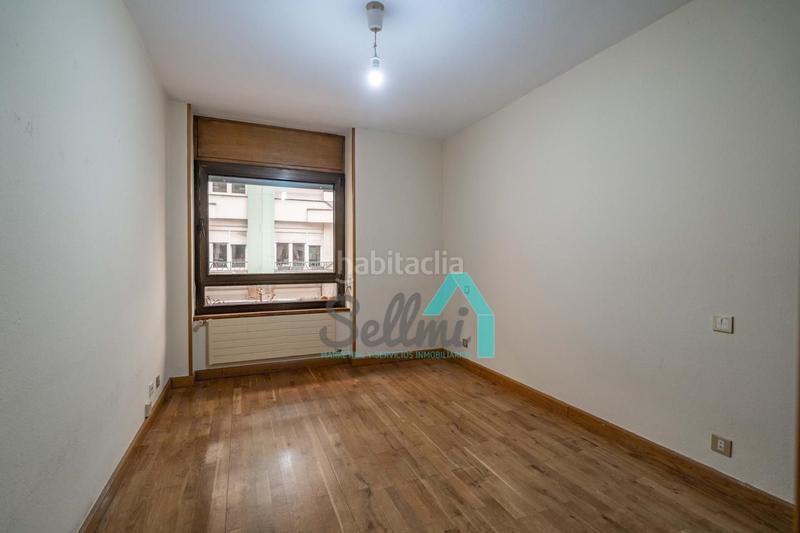 Foto 1e47eba2-dea4-4be4-af20-7006e2ccac22. Piso  en venta en Plaza de América, (asturias, españa).

precio venta: 650.000 €.
superficie construida: 187 m2.
5 habit en Oviedo