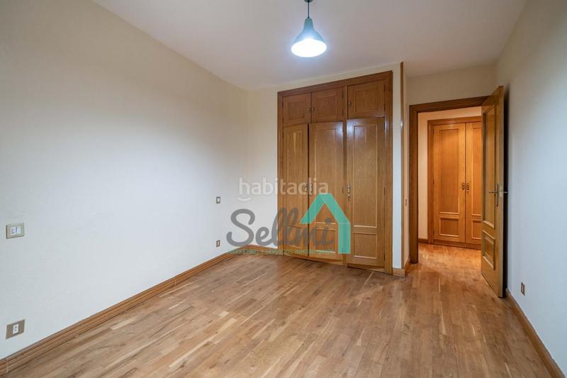 Foto 1eff5340-f15b-4902-bb64-7e5af2570f85. Piso  en venta en Plaza de América, (asturias, españa).

precio venta: 650.000 €.
superficie construida: 187 m2.
5 habit en Oviedo
