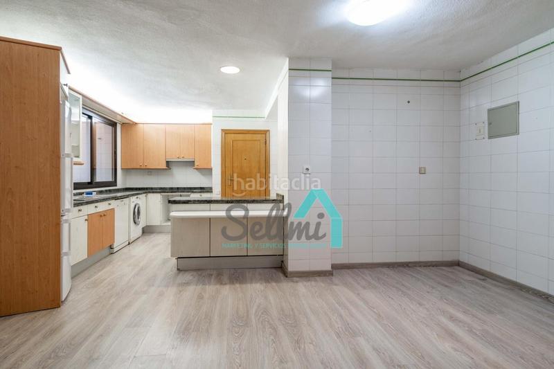 Foto 36fc3b51-25d7-4e93-89c6-242222edd236. Piso  en venta en Plaza de América, (asturias, españa).

precio venta: 650.000 €.
superficie construida: 187 m2.
5 habit en Oviedo