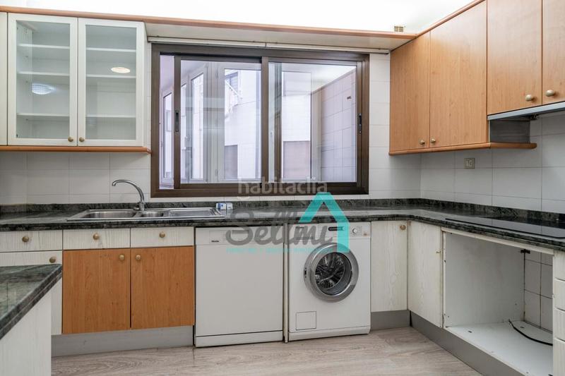 Foto 413644a3-4152-46a5-8cbe-57ee45a0b28a. Piso  en venta en Plaza de América, (asturias, españa).

precio venta: 650.000 €.
superficie construida: 187 m2.
5 habit en Oviedo