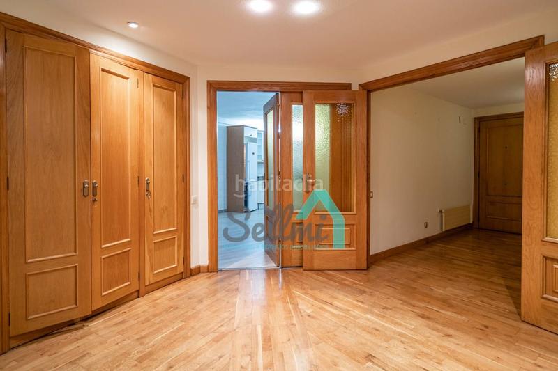 Foto 532b79d8-4e34-4161-99ae-d9202a90de04. Piso  en venta en Plaza de América, (asturias, españa).

precio venta: 650.000 €.
superficie construida: 187 m2.
5 habit en Oviedo