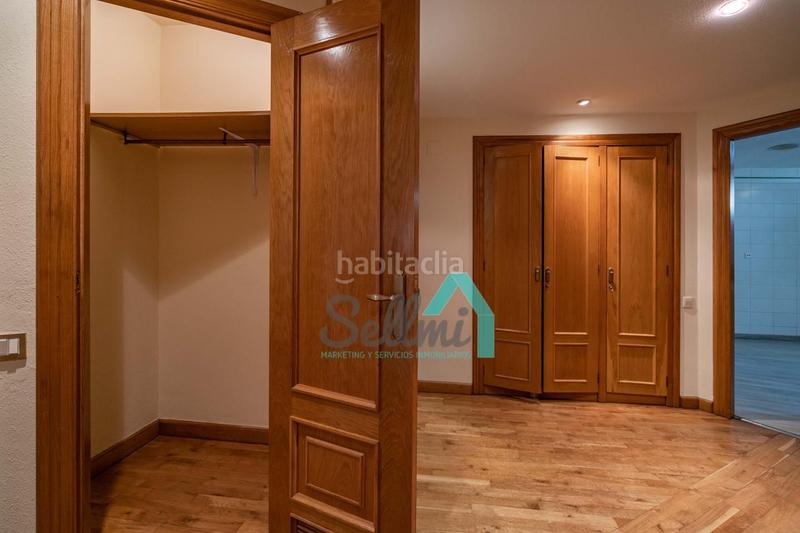Foto 62b5c3b3-0100-45fb-853e-725666ef4fe3. Piso  en venta en Plaza de América, (asturias, españa).

precio venta: 650.000 €.
superficie construida: 187 m2.
5 habit en Oviedo
