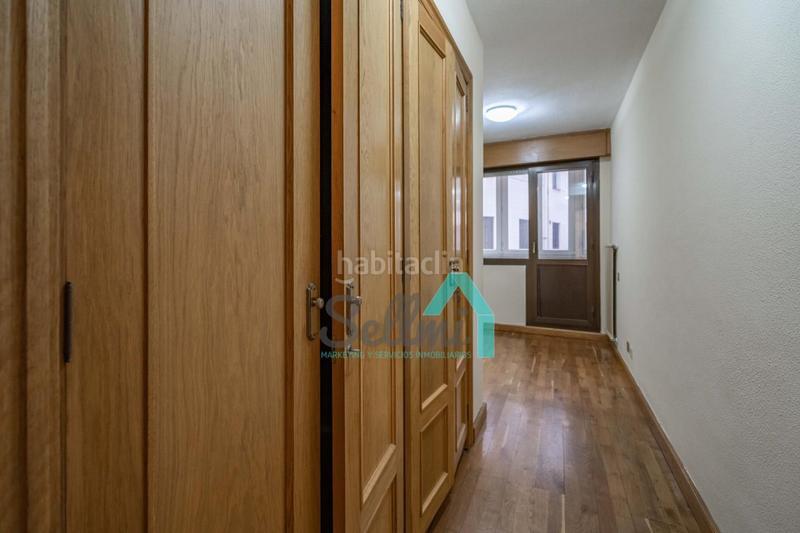 Foto 65d8adeb-ab84-4176-9c49-8a3ba7de337d. Piso  en venta en Plaza de América, (asturias, españa).

precio venta: 650.000 €.
superficie construida: 187 m2.
5 habit en Oviedo