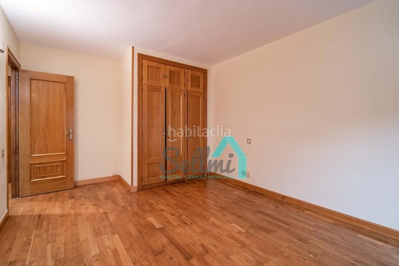 Foto 8d4f1868-5763-4681-8efb-c688b0cf5deb. Piso  en venta en Plaza de América, (asturias, españa).

precio venta: 650.000 €.
superficie construida: 187 m2.
5 habit en Oviedo