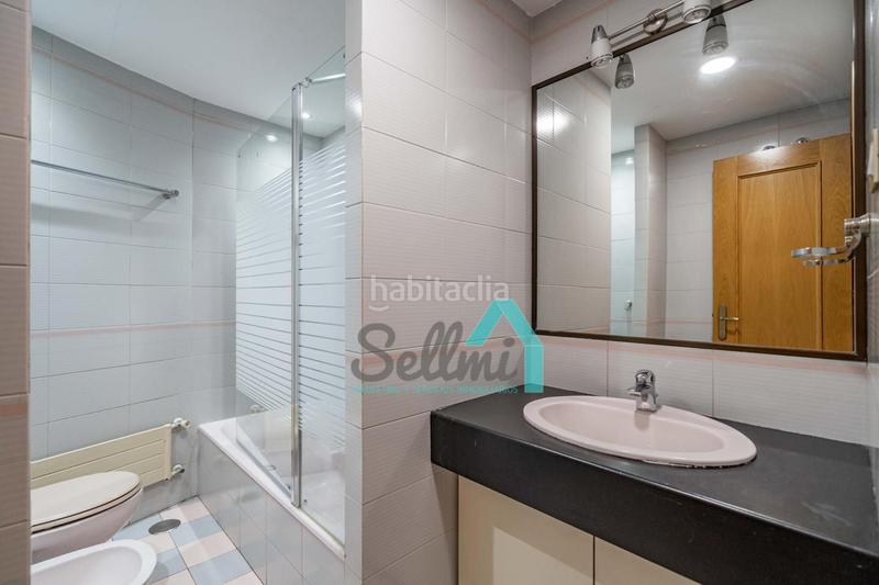 Foto 8dba79a5-cb4c-4363-a5fc-90b7fd1275e7. Piso  en venta en Plaza de América, (asturias, españa).

precio venta: 650.000 €.
superficie construida: 187 m2.
5 habit en Oviedo