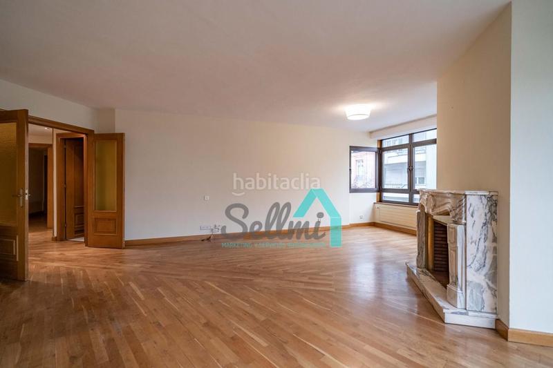 Foto 95b8f3ac-4b57-4345-bd6c-720a4c5cc36d. Piso  en venta en Plaza de América, (asturias, españa).

precio venta: 650.000 €.
superficie construida: 187 m2.
5 habit en Oviedo