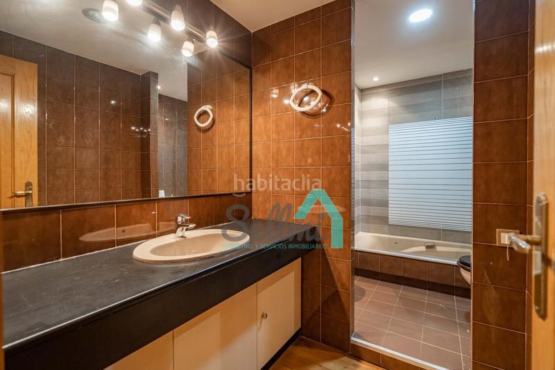 Foto c2b92a6f-dfc8-453b-a925-7b8339f8eb32. Piso  en venta en Plaza de América, (asturias, españa).

precio venta: 650.000 €.
superficie construida: 187 m2.
5 habit en Oviedo