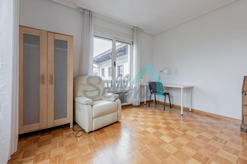 Foto 9f3510f1-1951-4d7c-8fff-cb3bf8296b46. Location appartement avec chauffage dans Parque San Francisco - Uría Oviedo