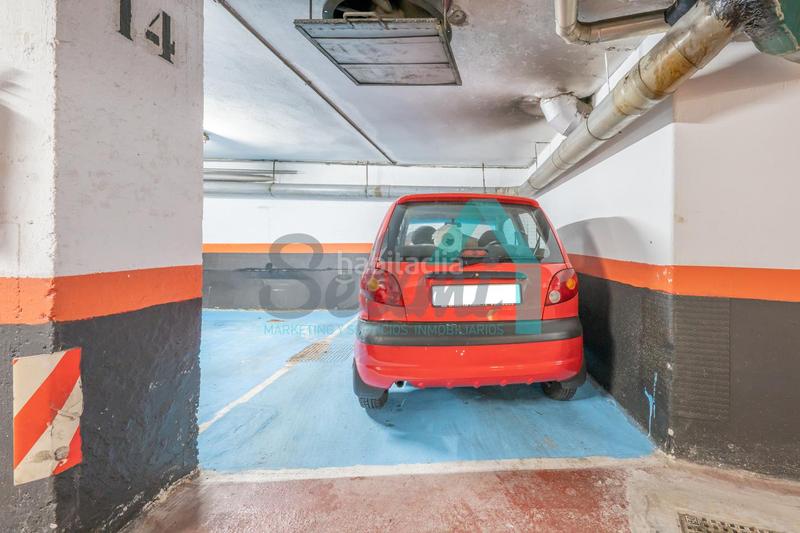 Foto fdd8dc77-117a-4f8e-ac3f-21797c205f0c. Parking voiture dans Centro Gijón