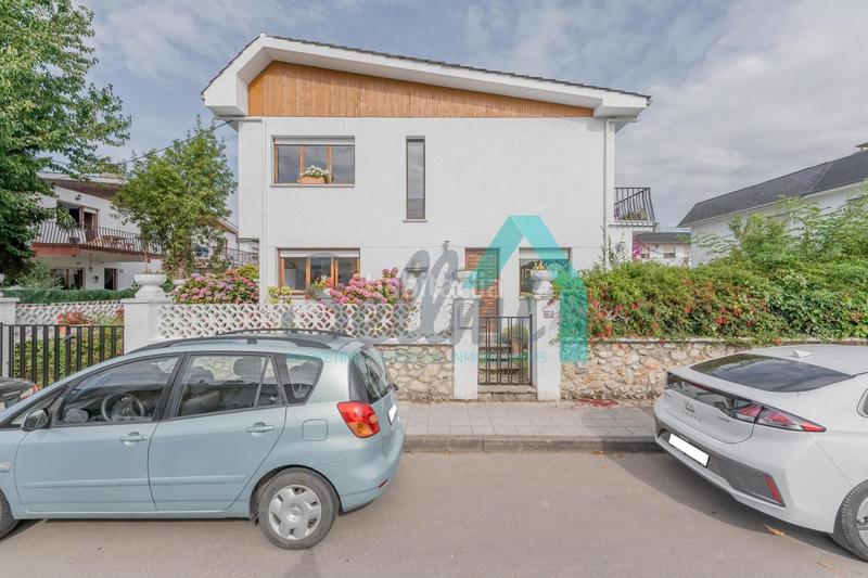 Foto ada08041-490c-4463-a7a2-6fbbfc0aa560. Casa pareada chalet pareado en venta en celorio, (asturias, españa).

precio: 520.000 €.
superficie construida: 137 m2.
superficie p en Llanes