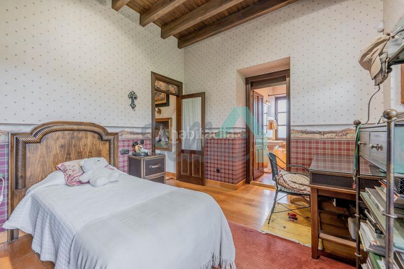 Foto a0ea2a83-e389-41f2-bc1d-90c27bebf5d9. Casa amb calefacció aparcament a Buenavista Oviedo