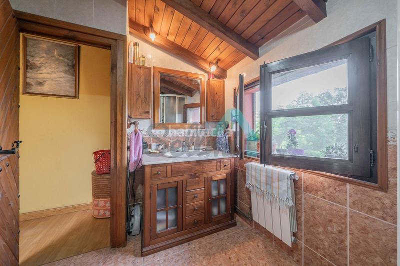 Foto f6b97575-500e-4bd2-8ea9-23ca98f41ada. Casa aparellada amb calefacció aparcament a Vibaña-Ardisana-Caldueño Llanes