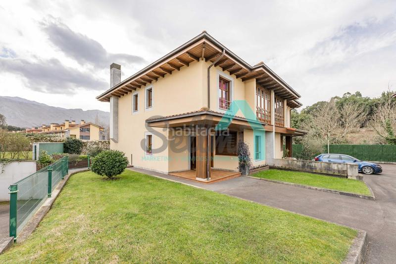 Foto e1bf8130-cccd-4fc2-8224-ff51d96c3c48. Casa aparellada amb calefacció aparcament a Llanes pueblo Llanes