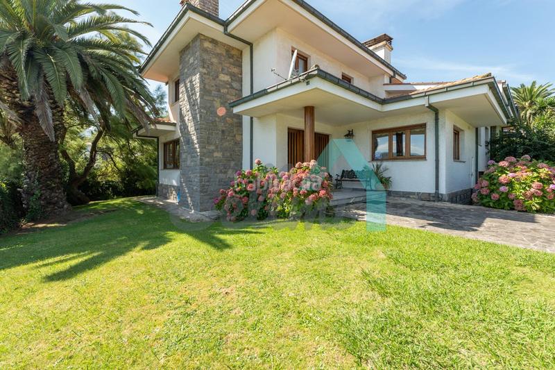 Foto 686350c8-ba56-4ed4-9c21-ae1b689ac2db. Casa aparellada amb calefacció aparcament a Llanes pueblo Llanes