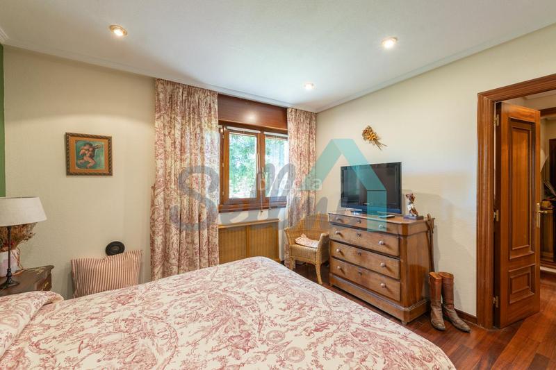 Foto 94bcb286-fb1b-4f2c-af9c-fb8ef2f56a80. Casa aparellada amb calefacció aparcament a Llanes pueblo Llanes