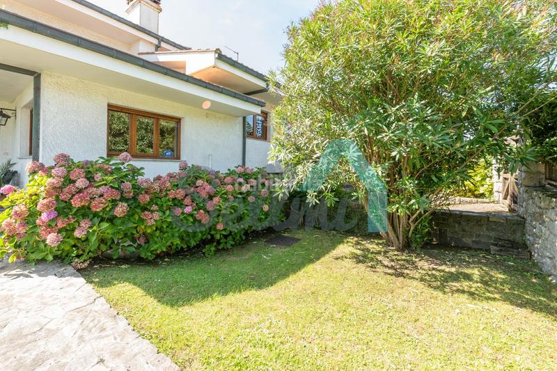 Foto 566f6790-ee90-4d58-a22f-dd357b83a801. Casa pareada en Llanes pueblo Llanes