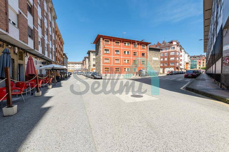 Foto d5a69be4-08c6-49bd-bc0e-dc984dc9db4e. Alquiler local comercial en La Felguera Langreo