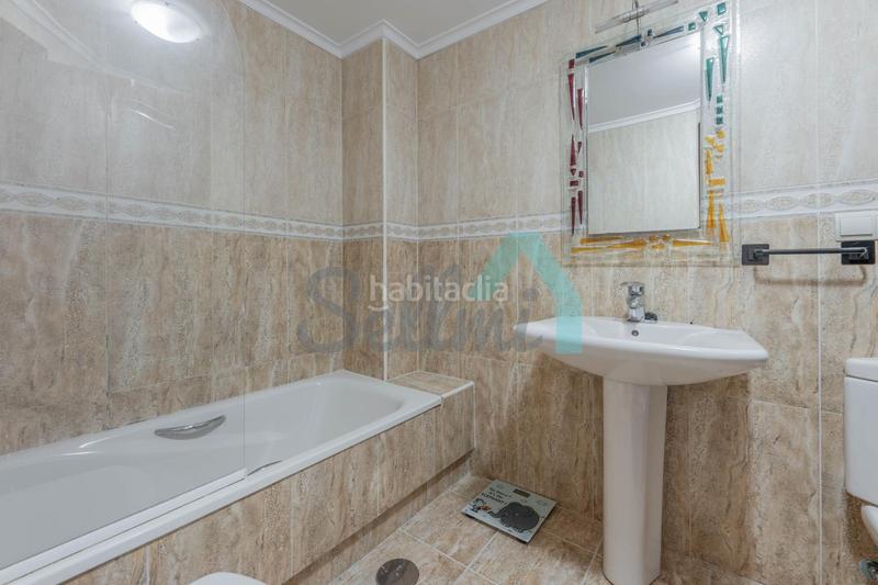 Foto f64b878e-7e86-4f21-bbce-f34480181328. Affitto appartamento con riscaldamento parcheggio in Oviedo